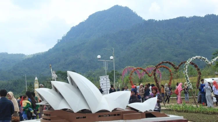 Keliling Dunia di Taman Miniatur Dunia