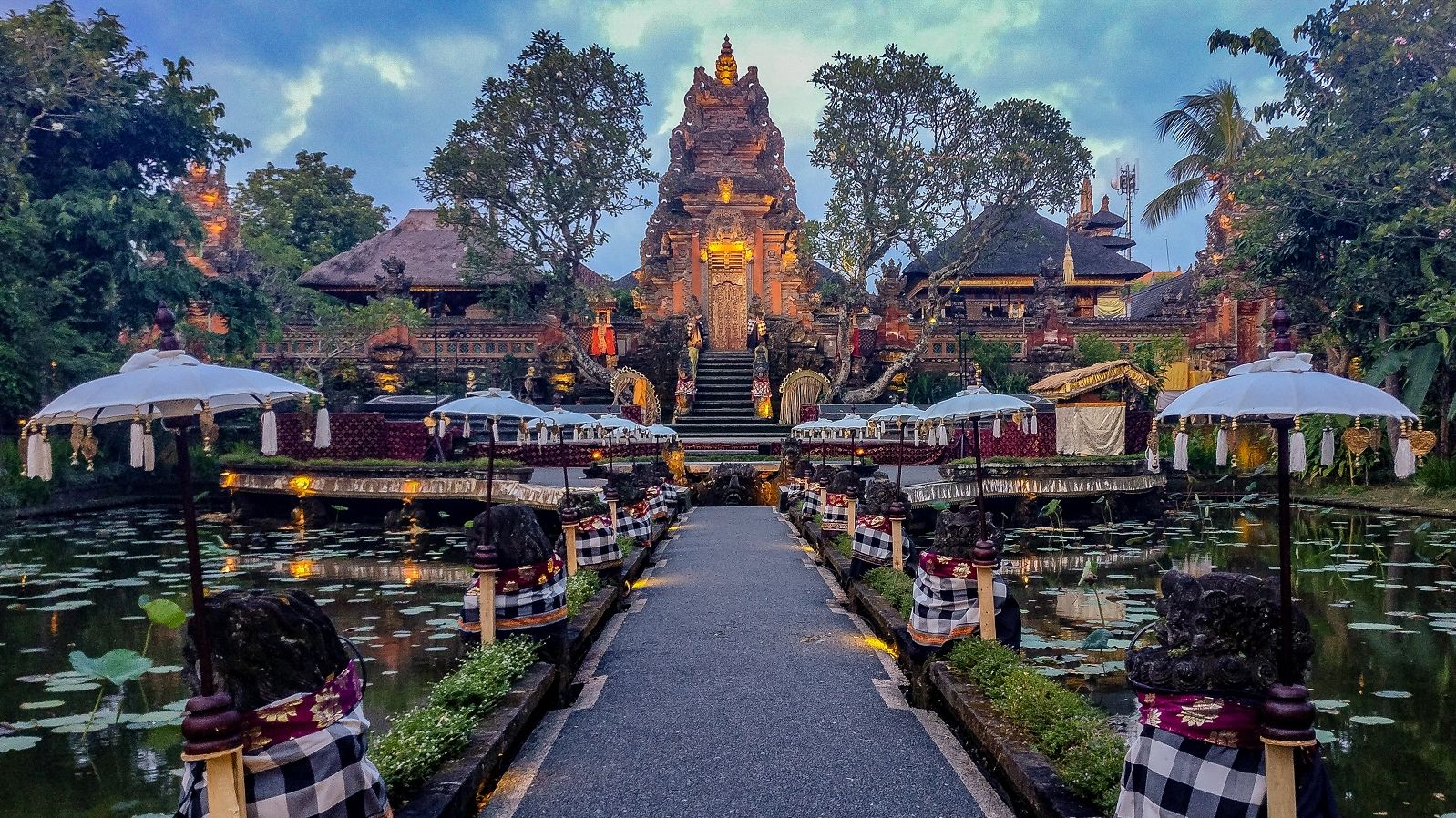 Pesona Tempat Wisata Pura Taman Saraswati Bali