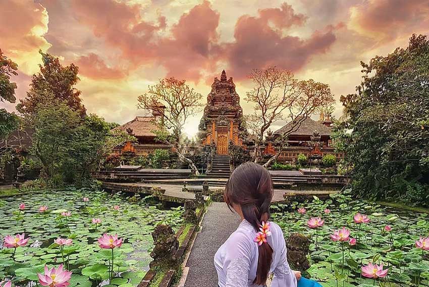 Pura Taman Saraswati Bali