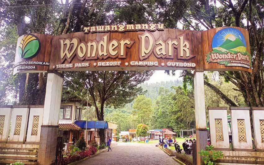 pintu gerbang Wonder Park tawangmangu