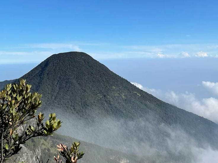 Apa Keindahan Gunung di Jawa Barat yang Patut Dikunjungi?